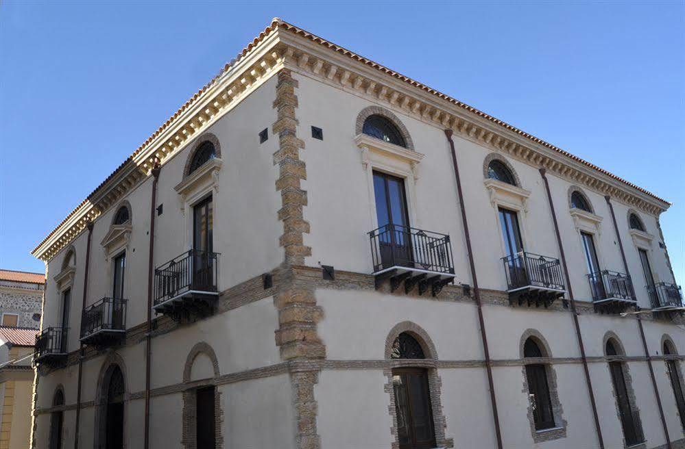 Hotel Palazzo Fortunato Сант'Агата-ді-Мілітелло Екстер'єр фото